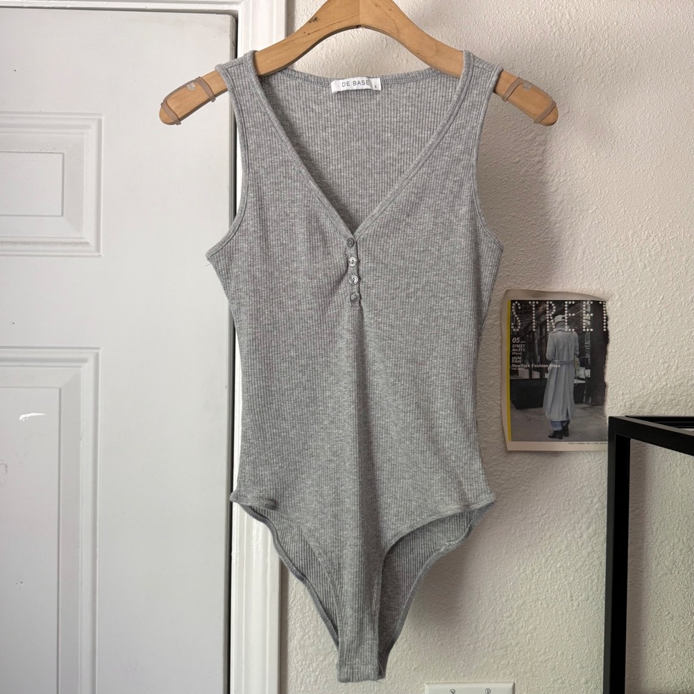 DE BASE heather grey rib ribbed knit v-neck sleeveless bodysuit